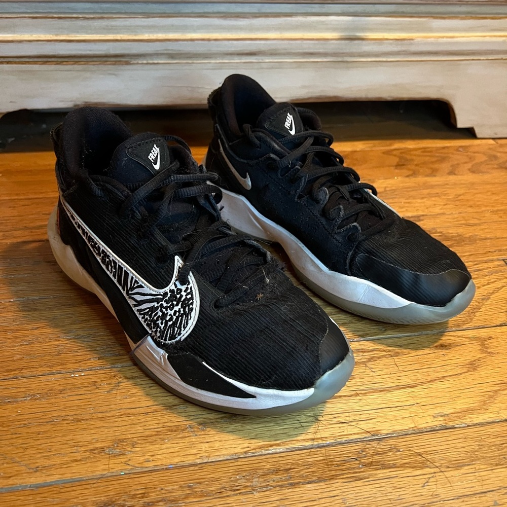 Youth Nike Freak 2